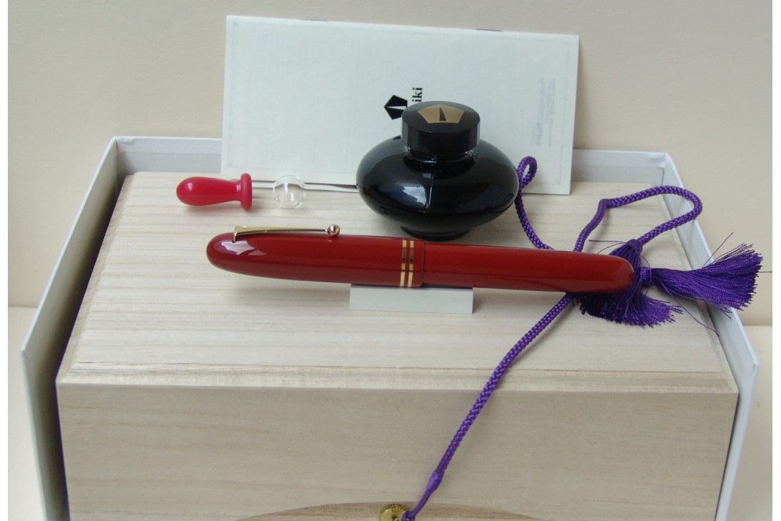Namiki Emperor Vermilion Roiro Urushi Lacquer with Ring Fountain Pen