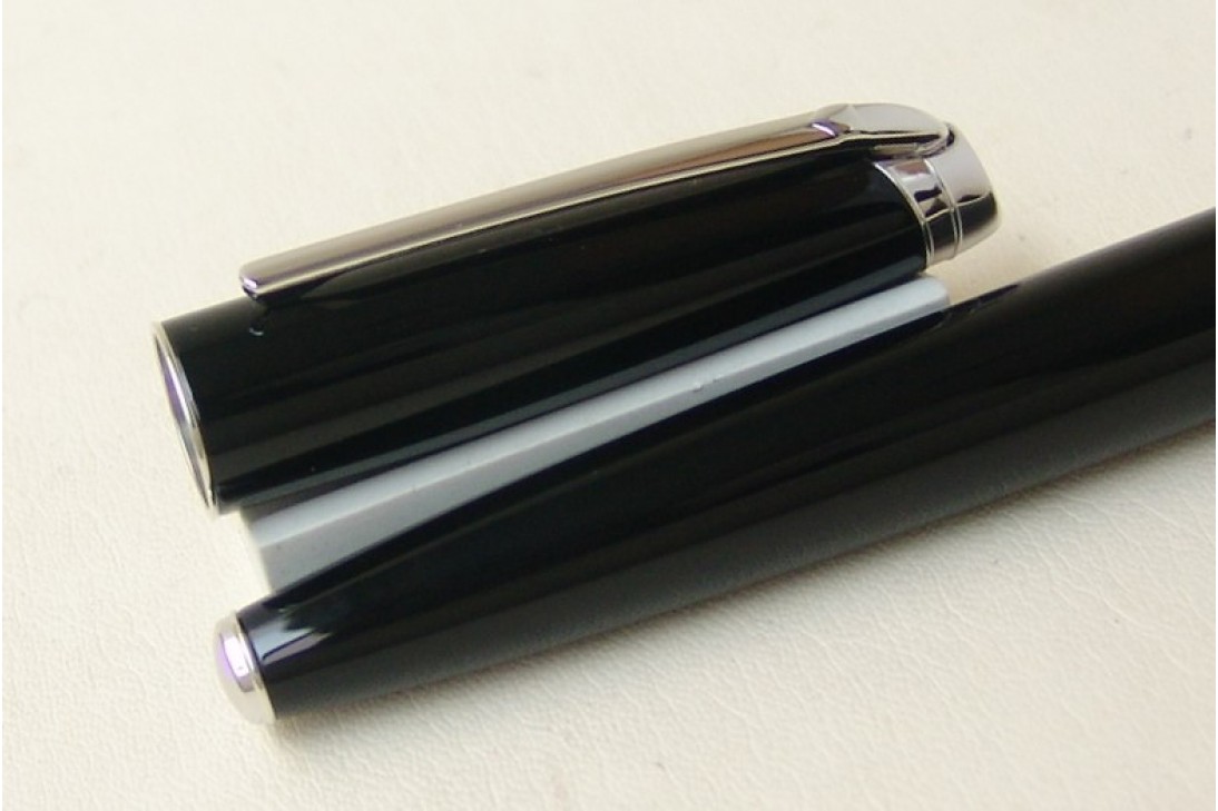 Caran d'ache Leman Ebony Black Lacquer Silver Fountain Pen