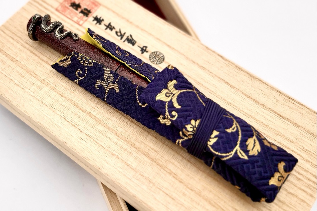 Nakaya Piccolo Long Writer Ishime Kanshitsu Kuro-Tamenuri Fountain Pen with Snake Stopper with Emerald Eyes