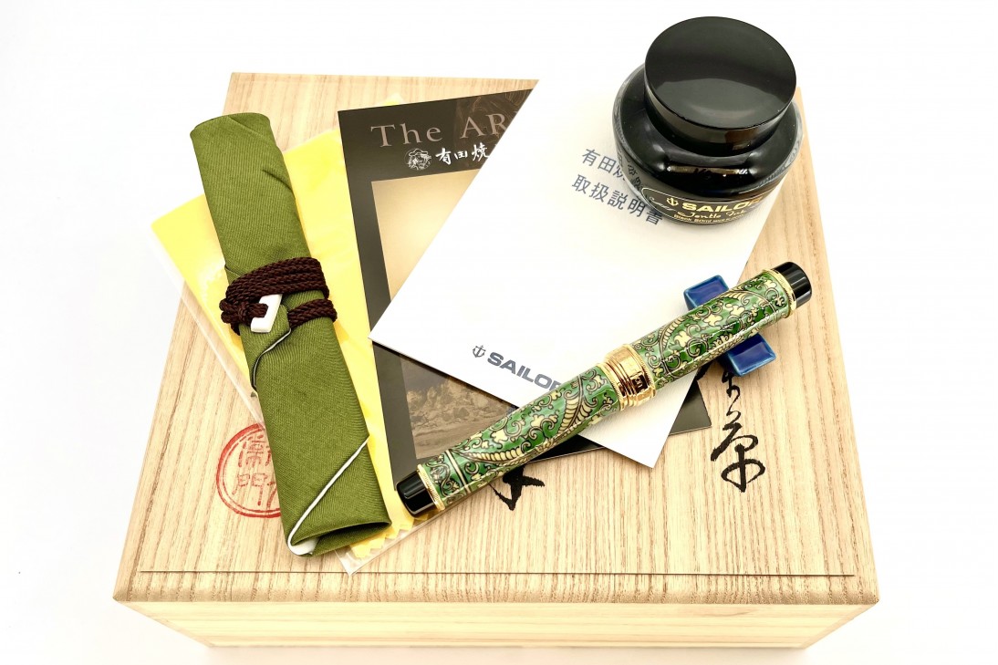 Sailor Arita Gen Emon Kiln Ouryokusai Kabuto Karakusa Arabesque Fountain Pen