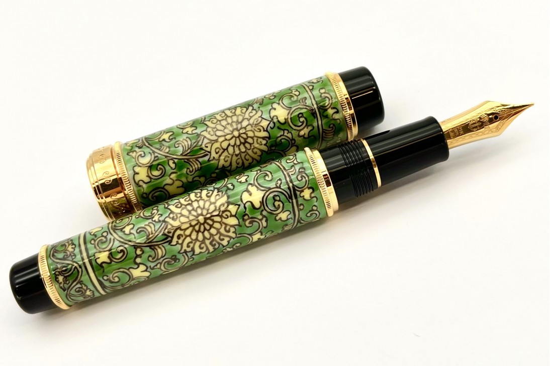 Sailor Arita Gen Emon Kiln Ouryokusai Kabuto Karakusa Arabesque Fountain Pen