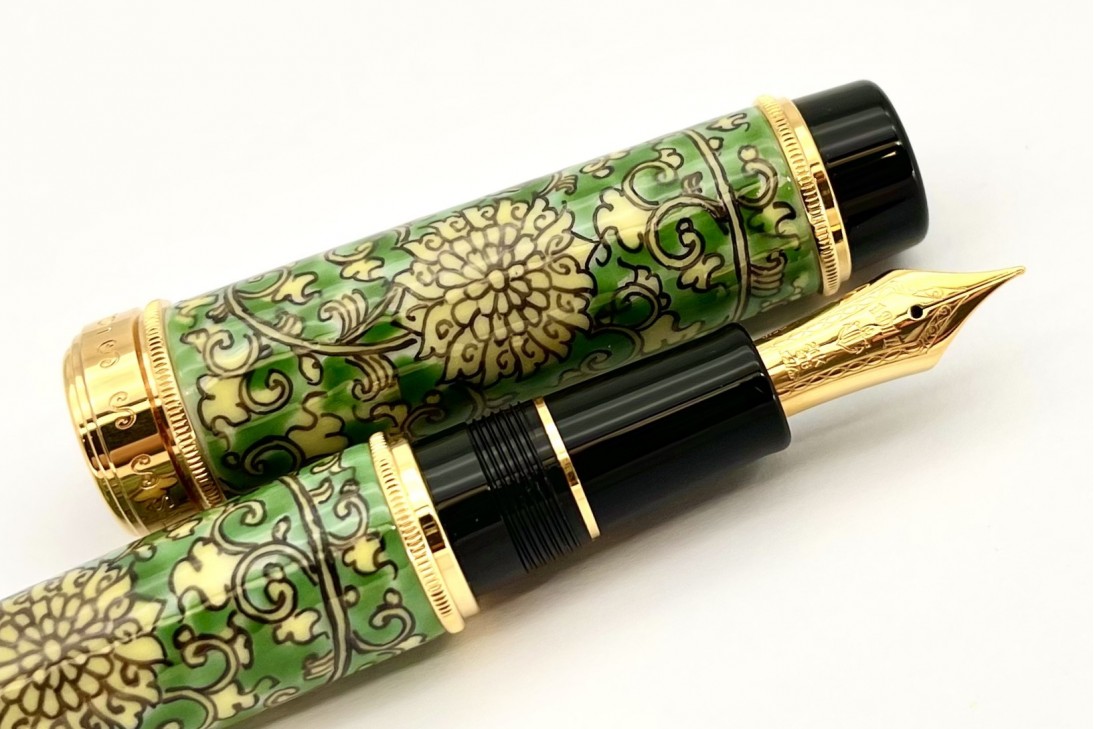 Sailor Arita Gen Emon Kiln Ouryokusai Kabuto Karakusa Arabesque Fountain Pen