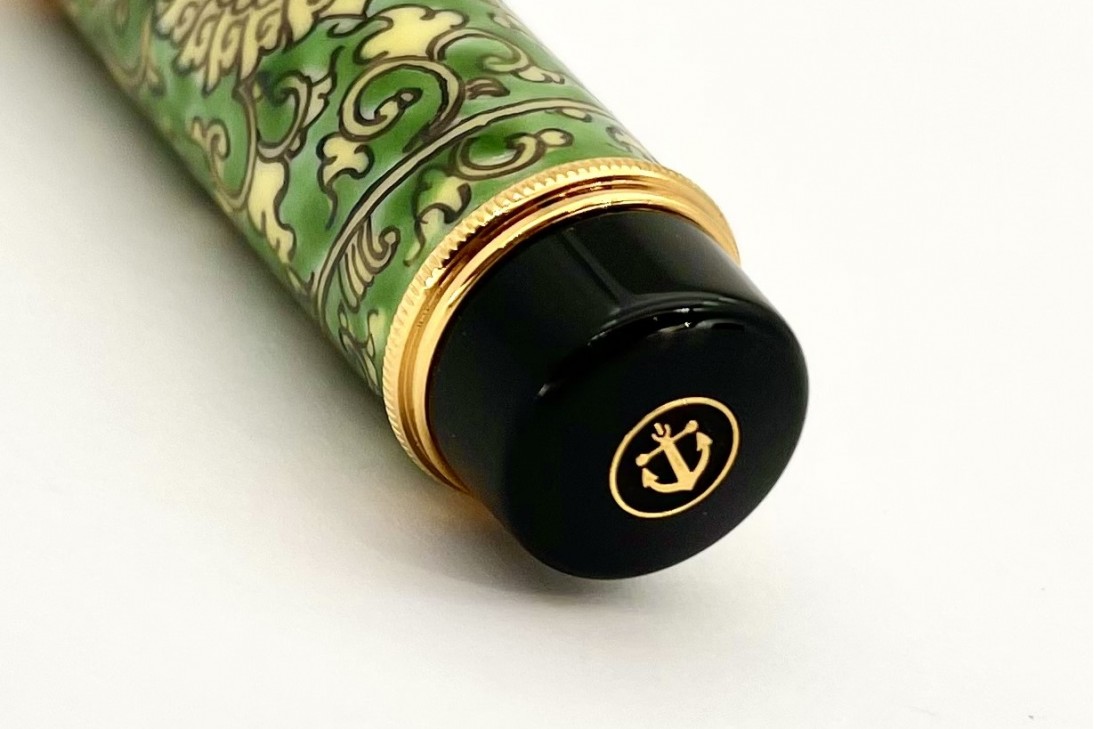 Sailor Arita Gen Emon Kiln Ouryokusai Kabuto Karakusa Arabesque Fountain Pen