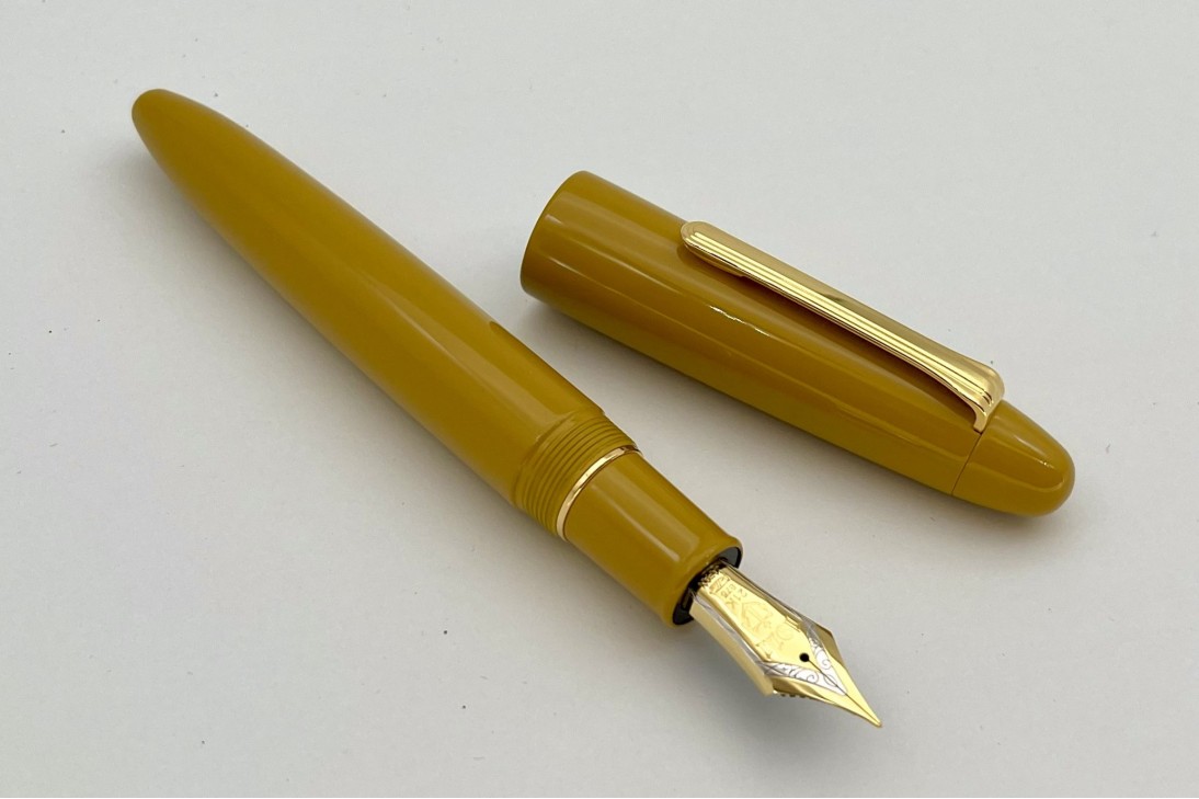 Sailor King of Pens Urushi Yellow Gold Trim Fountain Pen