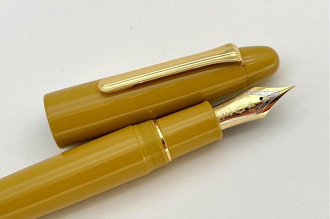 Sailor King of Pens Urushi Yellow Gold Trim Fountain Pen