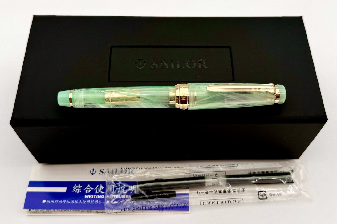 Sailor Bespoke Limited Edition ProGear Slim Veilio Pearl Mint Fountain Pen (21K nib)