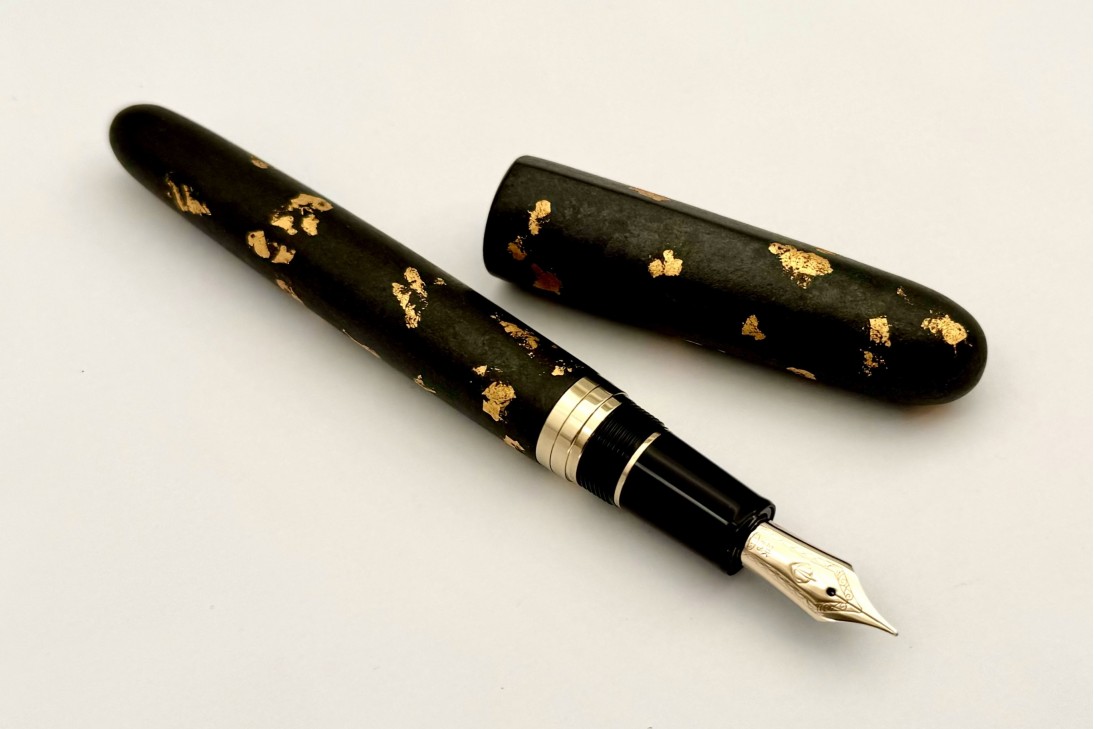 Sailor Nawate Haku-Chirashi Fountain Pen - Koh, adorned with gold foil