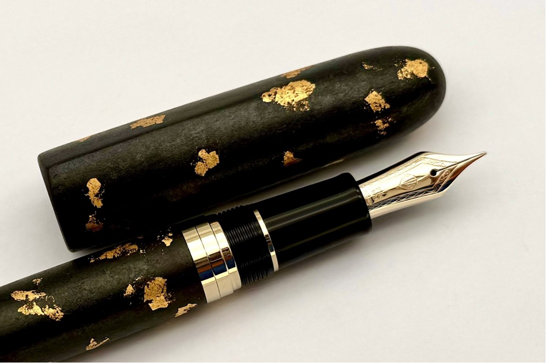 Sailor Nawate Haku-Chirashi Fountain Pen - Koh, adorned with gold foil