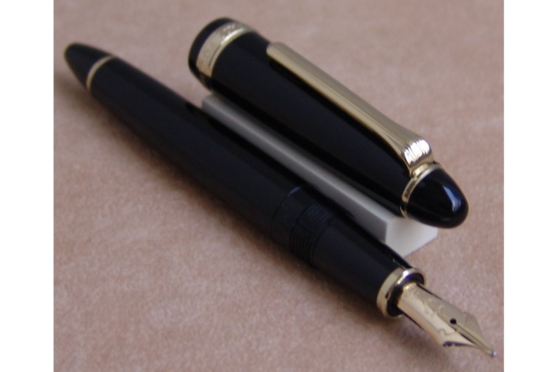 Sailor 1911 Standard Black with Gold Trim Fountain Pen (Old Logo)