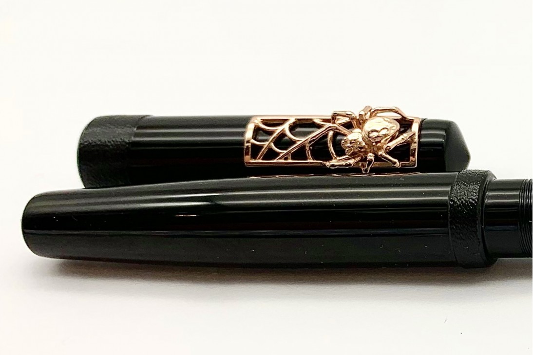 Nakaya Piccolo Long Writer Kuro-Roiro String-Rolled Model Fountain Pen with Pinkgold Spider Stopper
